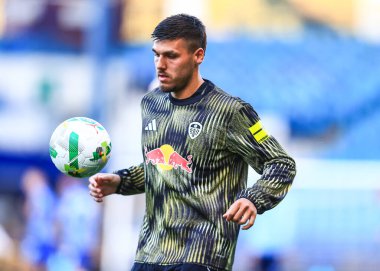 Leeds United takımından Jol Piroe Carabao Kupası maçında ısınma turunda Sheffield, Leeds United 'a karşı Hillsborough, Sheffield, Birleşik Krallık' ta 26 Ağustos 2025 'te oynanacak.