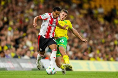 Southampton 'dan Cameron Archer, Norwich City' den Ruairi McConville tarafından, Norwich City 'nin Southampton' a karşı oynadığı Carrow Road, Norwich, İngiltere, 26 Ağustos 2025 'te oynanan maçta baskı altına alındı.