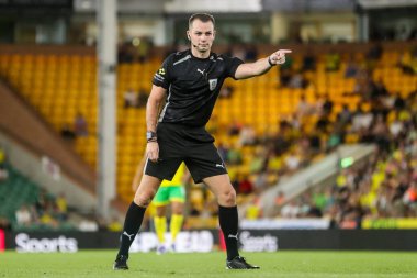 Hakem Tom Nield, Carabao Kupası maçı sırasında Norwich City, Southampton 'a karşı Norwich Road, Norwich, İngiltere, 26 Ağustos 2025' te seyrediyor.