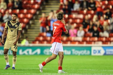 Barnsley 'li Caylan Vickers, Barnsley' li Patrick Kelly 'nin 26 Ağustos 2025' te Oakwell, Barnsley, İngiltere 'de oynanan Barnsley-Rotherham United maçında ev sahibi taraftarlarını alkışlıyor.