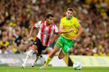 Southampton 'dan Cameron Archer, Norwich City' den Ruairi McConville tarafından, Norwich City 'nin Southampton' a karşı oynadığı Carrow Road, Norwich, İngiltere, 26 Ağustos 2025 'te oynanan maçta baskı altına alındı.