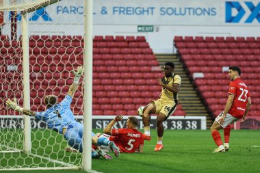 Barnsley 'den Murphy Cooper, Rotherham United takımından Marvin Kaleta' yı 26 Ağustos 2025 'te Oakwell, Barnsley, İngiltere' deki Barnsley-Rotherham United maçında kurtardı.
