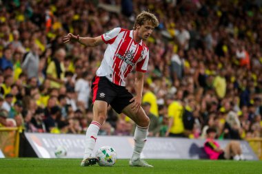 Southampton 'dan Mads Roerslev, Carabao Kupası maçında topla koşuyor. Norwich City, Southampton' a karşı, Norwich Road, Norwich, İngiltere, 26 Ağustos 2025