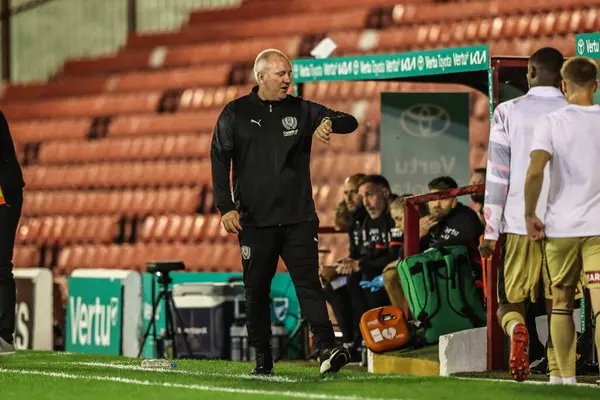 Rotherham United 'ın Matt Hamshaw teknik direktörü 26 Ağustos 2025' te Oakwell, Barnsley 'de Barnsley-Rotherham United maçında saatini kontrol ediyor.