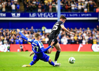Leeds United takımından Sam Byram, Sheffield 'li Reece Johnson' ı 26 Ağustos 2025 'te Hillsborough, İngiltere' de Çarşamba günü oynanan Carabao Kupası maçında yendi.