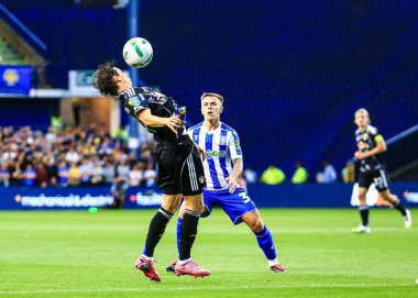 Leeds United takımından Brenden Aaronson 26 Ağustos 2025 'te Hillsborough, Sheffield, İngiltere' de Çarşamba günü oynanan Carabao Kupası maçında topu kontrol ediyor.