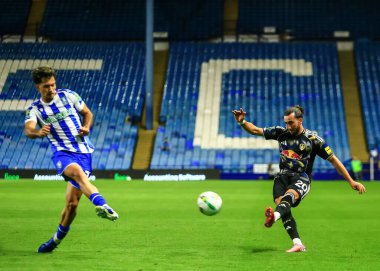 Leeds United takımından Jack Harrison 26 Ağustos 2025 'te Hillsborough, Sheffield, İngiltere' de Çarşamba günü oynanan Carabao Kupası maçında topu çaprazlıyor.