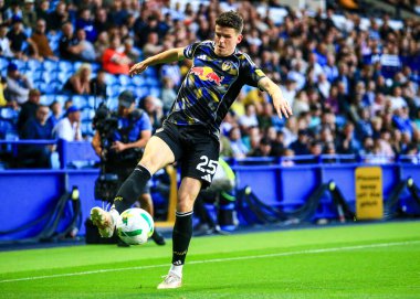 Leeds United takımından Sam Byram 26 Ağustos 2025 'te Hillsborough, Sheffield, İngiltere' de Çarşamba günü oynanan Carabao Kupası maçında topu kontrol ediyor.