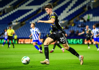 Leeds United takımından Sam Byram, 26 Ağustos 2025 'te Hillsborough, Sheffield, İngiltere' de Çarşamba günü oynanan Carabao Kupası maçında topu aldı.