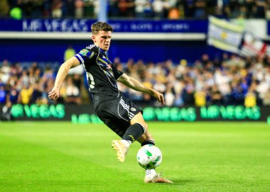 Leeds United takımından Sam Byram, 26 Ağustos 2025 'te Hillsborough, Sheffield, İngiltere' de Çarşamba günü oynanan Carabao Kupası maçında gol atma şansı yakaladı.