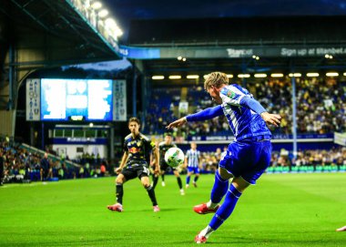 Sheffield Wednesday 'den Coles McGhee, 26 Ağustos 2025' te Hillsborough, Sheffield, İngiltere 'de Çarşamba günü oynanan Carabao Kupası maçında sahada topu temizliyor.