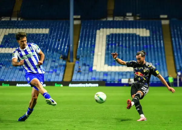 Leeds United takımından Jack Harrison 26 Ağustos 2025 'te Hillsborough, Sheffield, İngiltere' de Çarşamba günü oynanan Carabao Kupası maçında topu çaprazlıyor.