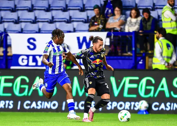 Leeds United 'dan Jack Harrison, Sheffield' li Sean Fusire 'ı 26 Ağustos 2025' te Hillsborough, Sheffield, İngiltere 'de Çarşamba günü oynanan Carabao Kupası maçında durdurdu.