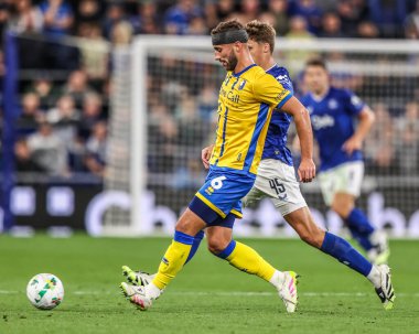 Everton 'dan James Tarkowski topu Everton' dan Harrison Armstrong 'un baskısı altında atıyor. Carabao Kupası' nda Everton, Mansfield Town 'a karşı Hill Dickinson Stadyumu, Liverpool, Birleşik Krallık, 27 Ağustos 2025