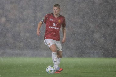 Manchester United takımından Matthijs de Ligt, 27 Ağustos 2025 'te İngiltere' nin Cleethorpes kentinde oynanan Carabao kupası Grimsby Town-Manchester United maçında sağanak yağmurda topu aldı.