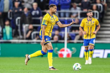 Mansfield Town 'dan Kyle Knoyle, 27 Ağustos 2025' te Liverpool, Liverpool 'da oynanan Everton, Mansfield Town maçında takımına talimat veriyor.