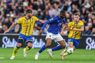 Mansfield Town 'dan Baily Cargill ve Everton' dan Beto Carabao Kupası maçında Everton, Mansfield Town 'a karşı Liverpool, İngiltere' deki Hill Dickinson Stadyumu 'nda 27 Ağustos 2025' te oynanan karşılaşmada top için mücadele etti.