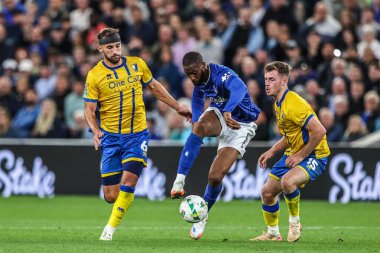 Mansfield Town 'dan Baily Cargill ve Everton' dan Beto Carabao Kupası maçında Everton, Mansfield Town 'a karşı Liverpool, İngiltere' deki Hill Dickinson Stadyumu 'nda 27 Ağustos 2025' te oynanan karşılaşmada top için mücadele etti.