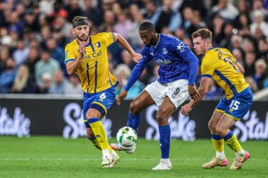 Mansfield Town 'dan Baily Cargill ve Everton' dan Beto Carabao Kupası maçında Everton, Mansfield Town 'a karşı Liverpool, İngiltere' deki Hill Dickinson Stadyumu 'nda 27 Ağustos 2025' te oynanan karşılaşmada top için mücadele etti.