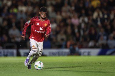 Manchester United takımından Amad Diallo, 27 Ağustos 2025 'te Blundell Park, Cleethorpes, İngiltere' de oynanan Grimsby Town-Manchester United maçında topa vuruyor.