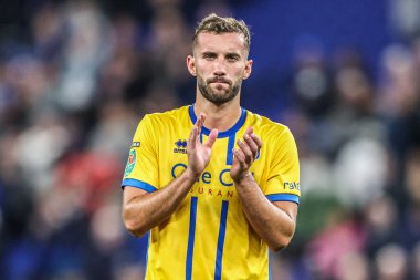 Mansfield Town 'dan Baily Cargill, Carabao Kupası maçından sonra İngiltere' nin Liverpool kentindeki Hill Dickinson Stadyumu 'nda oynanan Everton-Mansfield maçında taraftarları alkışlıyor.