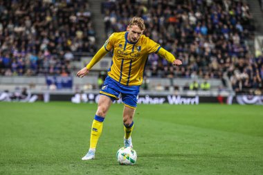 Mansfield Town 'dan Elliott Hewitt, Carabao Cup maçında Everton, Liverpool, İngiltere' deki Liverpool Stadyumu 'nda oynanan Everton-Mansfield maçında Everton' ın baskısı altında topu çaprazlıyor.