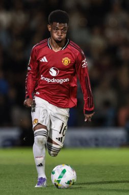 Manchester United takımından Amad Diallo, 27 Ağustos 2025 'te Blundell Park, Cleethorpes, İngiltere' de oynanan Grimsby Town-Manchester United maçında topa vuruyor.