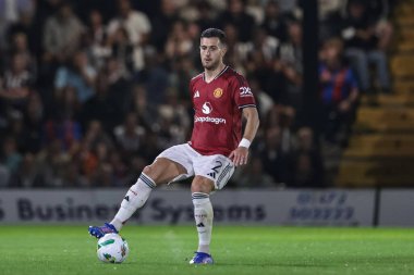 Manchester United takımından Diogo Dalot, 27 Ağustos 2025 'te İngiltere' de Blundell Park 'ta oynanan Grimsby Town-Manchester United maçında topla karşılaştı.