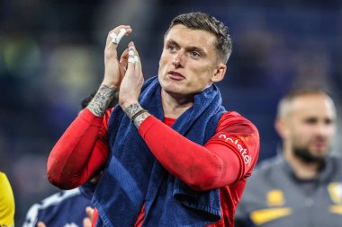 Mansfield Town 'dan Liam Roberts, 27 Ağustos 2025 tarihinde İngiltere' nin Liverpool kentindeki Hill Dickinson Stadyumu 'nda oynanan Carabao Kupası maçından sonra taraftarları alkışlıyor.