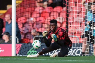 Manchester United takımından Andre Onana, 27 Ağustos 2025 'te İngiltere' nin Cleethorpes kentinde oynanan Carabao Kupası Grimsby Town-Manchester United maçında ısınma turunda...