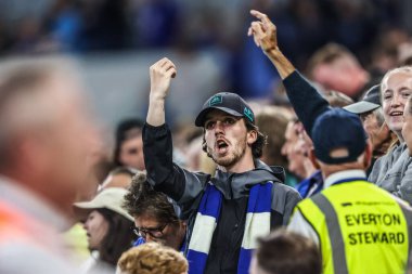 Everton taraftarları, 27 Ağustos 2025 'te İngiltere' nin Liverpool şehrindeki Hill Dickinson Stadyumu 'nda oynanan Everton-Mansfield maçında Mansfield taraftarlarına jest yapıyor.