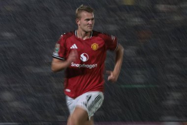 Manchester United takımından Matthijs de Ligt Carabao Kupası maçında sağanak yağmurda Grimsby Town, Manchester United 'a karşı Blundell Park, Cleethorpes, Birleşik Krallık, 27 Ağustos 2025