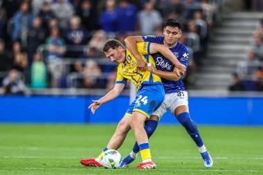 Mansfield Town 'dan Regan Hendry, Everton ile Mansfield Town arasındaki 27 Ağustos 2025 tarihinde Liverpool' daki Hill Dickinson Stadyumu 'nda oynanan Carabao Kupası karşılaşmasında Everton' dan Carlos Alcaraz 'a faul yaptı.