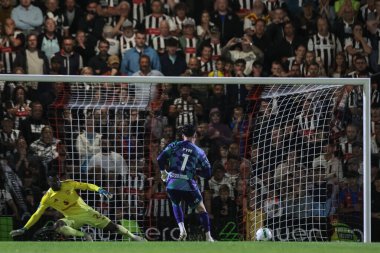 Grimsby Town 'dan Christy Pym, 27 Ağustos 2025' te İngiltere 'nin Cleethorpes kentinde oynanan Carabao Town-Manchester United maçında Manchester United' a karşı oynadığı maçta Manchester United 'dan Andre Onana' ya penaltı attı.