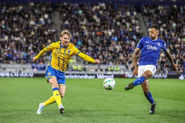 Mansfield Town 'dan Elliott Hewitt, Carabao Cup maçında Everton, Liverpool, İngiltere' deki Liverpool Stadyumu 'nda oynanan Everton-Mansfield maçında Everton' ın baskısı altında topu çaprazlıyor.