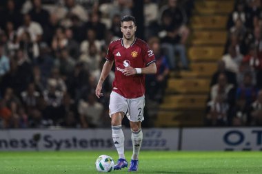 Manchester United takımından Diogo Dalot, 27 Ağustos 2025 'te İngiltere' de Blundell Park 'ta oynanan Grimsby Town-Manchester United maçında topla karşılaştı.