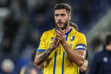 Mansfield Town 'dan Ryan Sweeney, 27 Ağustos 2025 tarihinde İngiltere' nin Liverpool kentindeki Hill Dickinson Stadyumu 'nda oynanan Carabao Kupası maçından sonra taraftarları alkışlıyor.