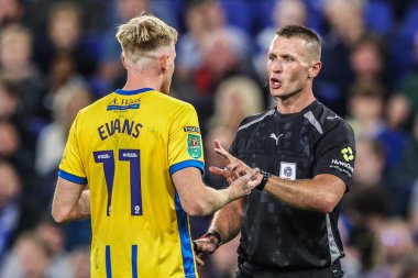 Mansfield Town 'dan Will Evans, 27 Ağustos 2025' te İngiltere 'nin Liverpool şehrindeki Hill Dickinson Stadyumu' nda oynanan Carabao Kupası maçında hakem Thomas Bramall 'a itiraz etti.