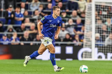 Everton 'dan James Tarkowski, 27 Ağustos 2025' te İngiltere 'nin Liverpool şehrindeki Hill Dickinson Stadyumu' nda oynanan Everton, Mansfield Town maçında topu sürüyor.