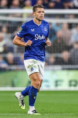 Everton 'dan James Tarkowski Carabao Kupası maçı sırasında Everton, Mansfield Town' a karşı Hill Dickinson Stadyumu, Liverpool, Birleşik Krallık, 27 Ağustos 2025