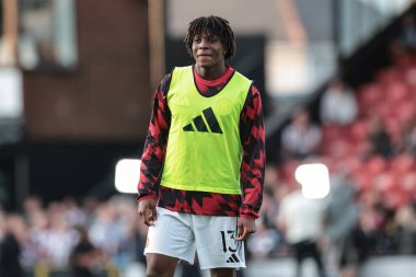 Manchester United takımından Patrick Dorgu, Carabao Kupası 'nda oynanan Grimsby Town - Manchester United maçında 27 Ağustos 2025' te Blundell Park, Cleethorpes, İngiltere