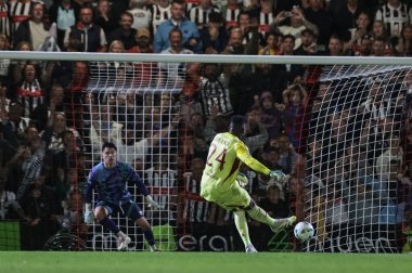 Manchester United takımından Andre Onana, Grimsby Town 'dan Christy Pym' e karşı 27 Ağustos 2025 'te Blundell Park, Cleethorpes, İngiltere' de oynanan Grimsby Town - Manchester United maçında aldığı penaltıyı kaydetti.