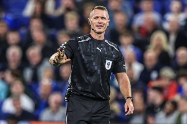 Hakem Thomas Bramall, 27 Ağustos 2025 'te İngiltere' nin Liverpool şehrindeki Dickinson Stadyumu 'nda oynanan Carabao Kupası maçında Everton, Mansfield Town' a karşı.