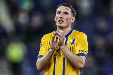 Mansfield Town 'dan Regan Hendry, 27 Ağustos 2025 tarihinde İngiltere' nin Liverpool kentindeki Hill Dickinson Stadyumu 'nda oynanan Carabao Kupası maçından sonra taraftarları alkışlıyor.