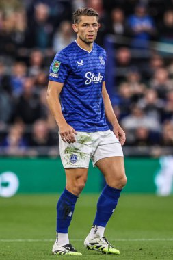 Everton 'dan James Tarkowski Carabao Kupası maçı sırasında Everton, Mansfield Town' a karşı Hill Dickinson Stadyumu, Liverpool, Birleşik Krallık, 27 Ağustos 2025