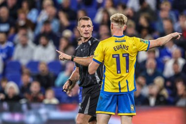 Mansfield Town 'dan Will Evans, 27 Ağustos 2025' te İngiltere 'nin Liverpool şehrindeki Hill Dickinson Stadyumu' nda oynanan Carabao Kupası maçında hakem Thomas Bramall 'a itiraz etti.