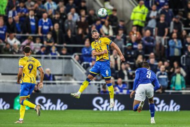 Mansfield Town 'dan Baily Cargill, 27 Ağustos 2025' te İngiltere 'nin Liverpool şehrindeki Hill Dickinson Stadyumu' nda oynanan Carabao Kupası maçında yüksek topu kazanmak için sıçradı.