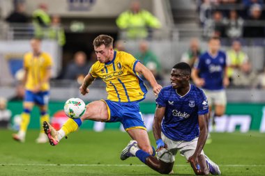Mansfield Town 'dan Jamie McDonnell ve Everton' dan Thierno Barry, 27 Ağustos 2025 'te İngiltere' nin Liverpool şehrindeki Hill Dickinson Stadyumu 'nda oynanan Carabao Kupası maçında top için savaştılar.