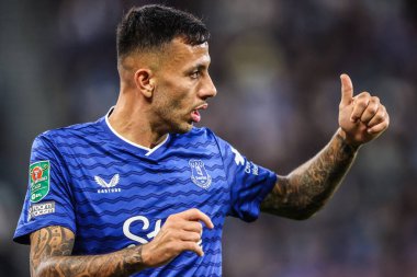 Everton 'dan Dwight McNeil, 27 Ağustos 2025' te İngiltere 'nin Liverpool şehrindeki Hill Dickinson Stadyumu' nda oynanan Everton-Mansfield maçında takım arkadaşlarına destek veriyor.
