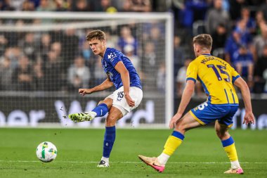 Everton 'dan Harrison Armstrong, Mansfield Town' dan Jamie McDonnell 'ın baskısı altında topu, 27 Ağustos 2025' te İngiltere 'nin Liverpool kentinde, Hill Dickinson Stadyumu' nda oynanan Everton Mansfield Town maçında atıyor.
